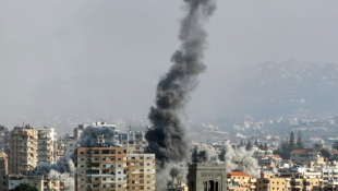 De la fumée s'élève du site d'une frappe aérienne qui a ciblé la périphérie de Tyr, dans le sud du Liban, le 31 octobre 2024 ( AFP / Kawnat HAJU )