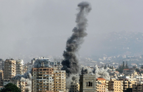 De la fumée s'élève du site d'une frappe aérienne qui a ciblé la périphérie de Tyr, dans le sud du Liban, le 31 octobre 2024 ( AFP / Kawnat HAJU )