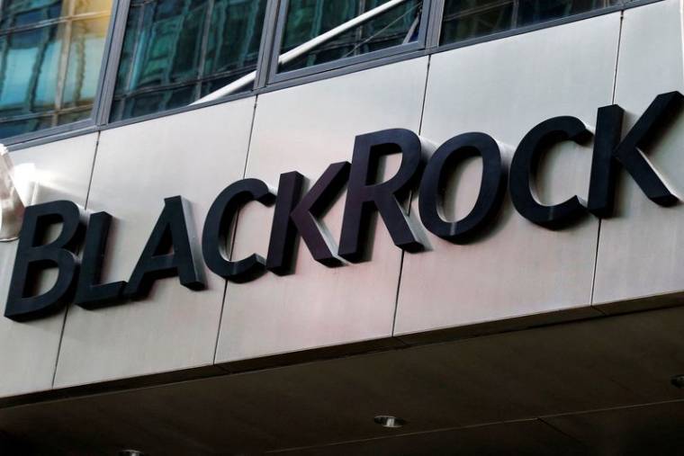 Photo d'archives: Le logo de BlackRock est visible à l'extérieur de ses bureaux à New York