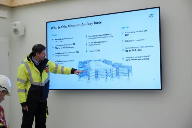 Jan Wurzbacher, cofondateur et codirigeant de Climeworks, lors d'une présentation dans les locaux de la nouvelle usine de Hellisheidi, le 8 mai 2024 en Islande ( AFP / Halldor KOLBEINS )