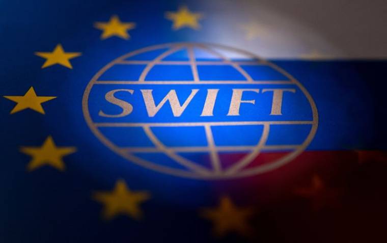 SWIFT DIT SE PRÉPARER À SE CONFORMER AUX RESTRICTIONS IMPOSÉES AUX BANQUES RUSSES