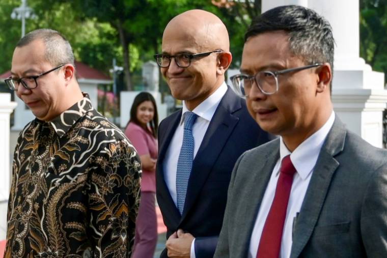 Le PDG de Microsoft Satya Nadella (au centre) arrive au palais présidentiel de Jakarta en Indonésie le 30 avril 2024 ( AFP / BAY ISMOYO )