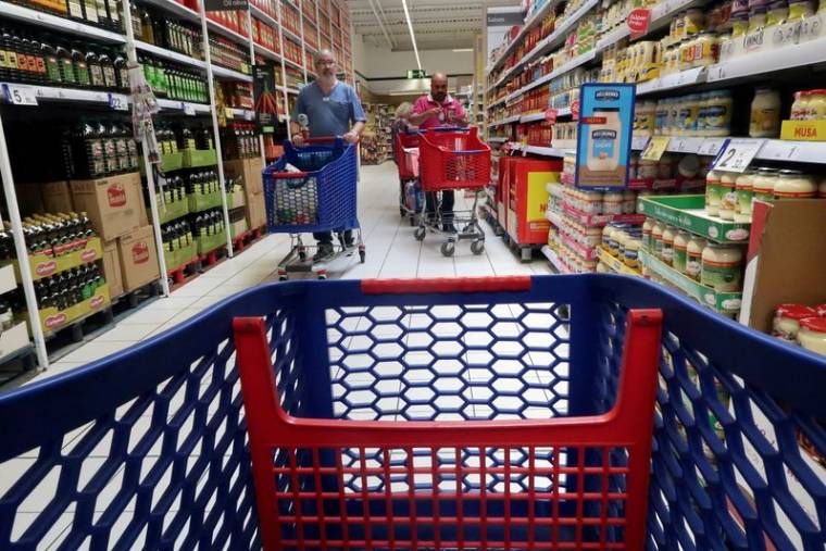 Photo d'archives: Des personnes poussent un chariot dans un supermarché Carrefour à Cabrera de Mar