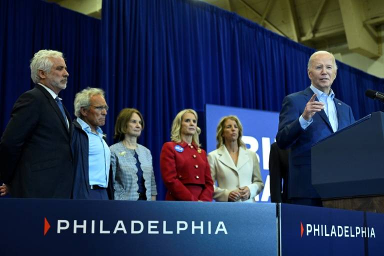 Le président américain Joe Biden (d) lors d'un meeting de campagne en présence des membres de la famille Kennedy, le 18 avril 2024 à Philadelphie, en Pennsylvanie ( AFP / ANDREW CABALLERO-REYNOLDS )