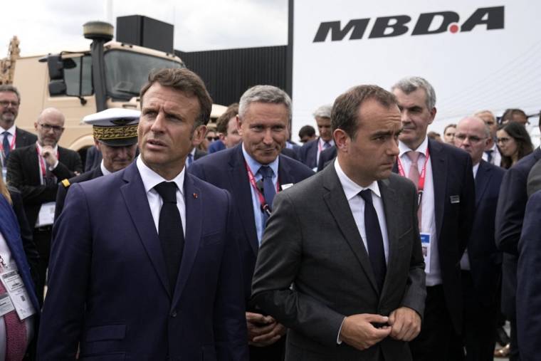 Emmanuel Macron et Sebastien Lecorn au salon du Bourget, le 19 juin 2023 ( POOL / MICHEL EULER )