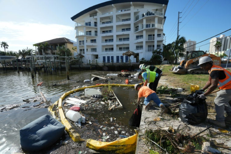 Déblaiement des débris à Clearwater Beach, après le passage de l'ouragan Milton, le 11 octobre 2024 en Floride ( AFP / Bryan R. SMITH )