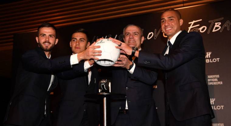 Les joueurs Miralem Pjanic et Paulo Dybala, accompagnés de Ricardo Guadalupe, président de la marque Hublot, et de l'ancien attaquant français de la Juventus, David Trézeguet, présentent une montre de la filiale de LVMH. (© Hublot)