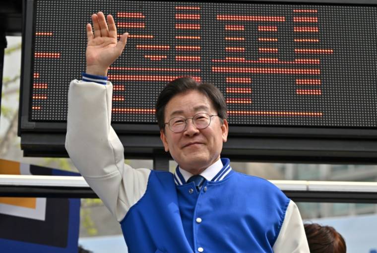 Le chef du Parti démocrate, principal parti d'opposition sud-coréen, Lee Jae-myung, salue ses partisans lors d'un événement de campagne pour les prochaines élections législatives à Séoul le 8 avril 2024 ( AFP / Jung Yeon-je )