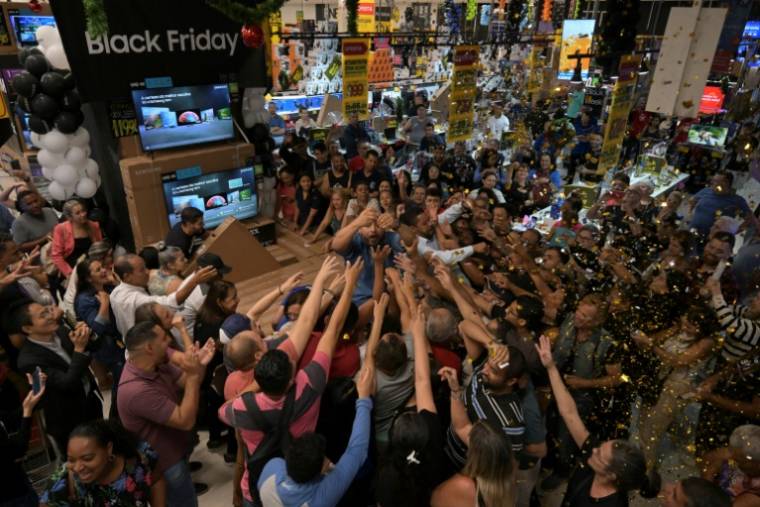 Customers buy televisions in a supermarket during sales "Black Friday"an American tradition that has been exported around the world, in Sao Paulo, Brazil, November 23, 2023 (AFP / NELSON ALMEIDA)