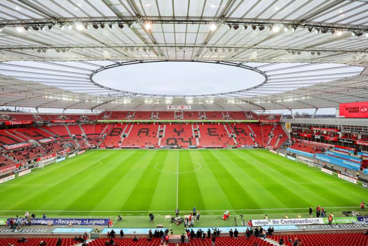 Les supporters de Leverkusen retardent le coup d’envoi du match contre le Bayern pour protester contre la Ligue