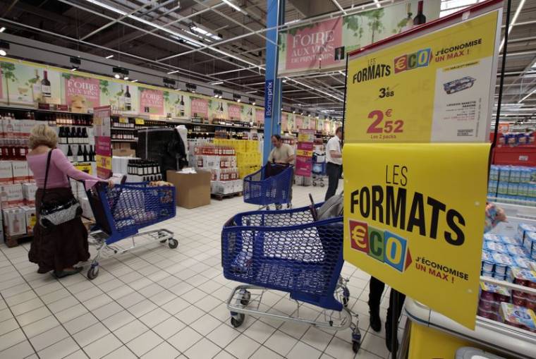 Des clients poussent des chariots à provisions dans un hypermarché Carrefour à Nice