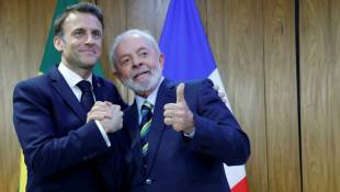 Le président brésilien Luiz Inacio Lula da Silva et son homologue français Emmanuel Macron (g) au palais Planalto, le 28 mars 2024 à Brasilia ( POOL / Ludovic MARIN )