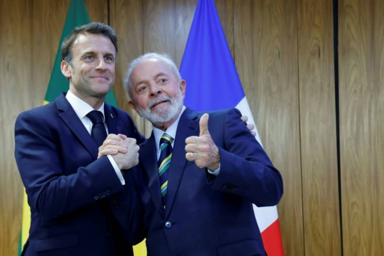 Le président brésilien Luiz Inacio Lula da Silva et son homologue français Emmanuel Macron (g) au palais Planalto, le 28 mars 2024 à Brasilia ( POOL / Ludovic MARIN )