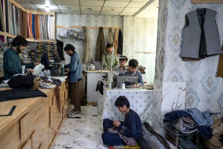 Un atelier de couture (c) avant l'Aïd al-Fitr, marquant la fin du mois de jeûne du ramadan, à Kaboul, le 7 avril 2024 en Afghanistan ( AFP / Wakil KOHSAR )