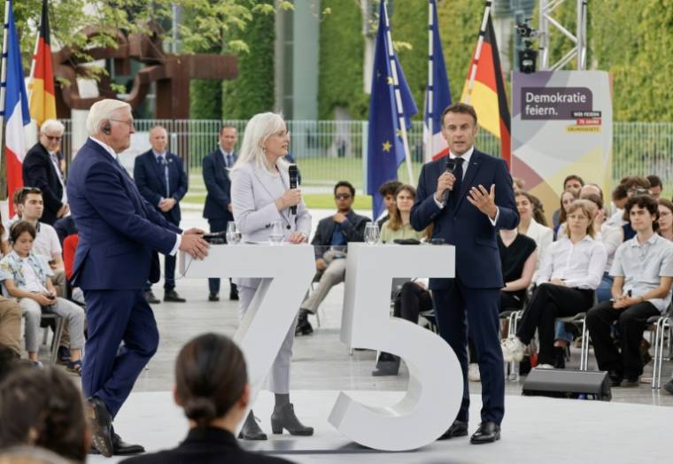 Le président français Emmanuel Macron (2eD) et son holomogue allemand Frank-Walter Steinmeier (G) participent à la "Fête de la démocratie" qui célèbre le 75e anniversaire de la Constitution allemande d'après-guerre, le 26 mai 2024 à Berlin ( AFP / Ludovic MARIN )