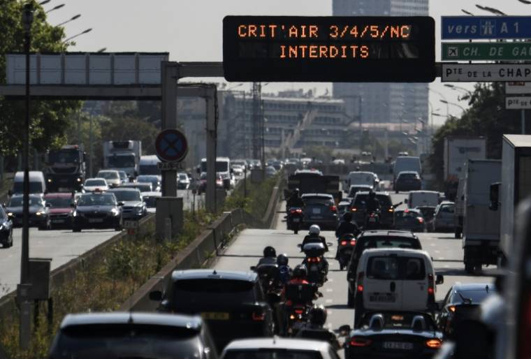 Les anciens véhicules interdits de circuler sur le périphérique parisien le 31 juillet 2020 ( AFP / ALAIN JOCARD )