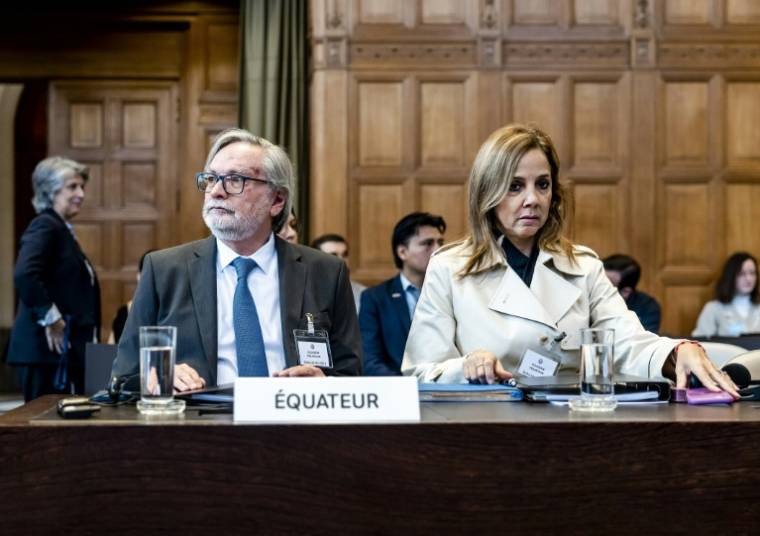La représentante de l'Equateur, Ana Maria Larrea, et l'ambassadeur équatorien aux Pays-Bas, Andres Teran Parral, au premier jour d'une audience de la Cour internationale de justice sur une requête du Mexique envers leur pays, à La Haye le 29 avril 2024 ( ANP / Remko de Waal )