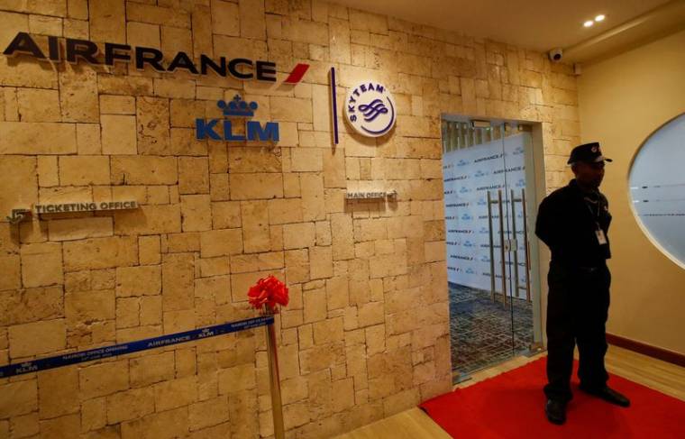 Un agent de sécurité se tient à l'entrée du nouveau bureau régional d'Air France-KLM à Nairobi