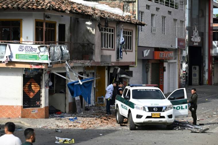 Des policiers inspectent les dégâts causés par un engin explosif sur une moto à Jamundi, dans le département du Valle del Cauca, en Colombie, le 20 mai 2024 ( AFP / JOAQUIN SARMIENTO )