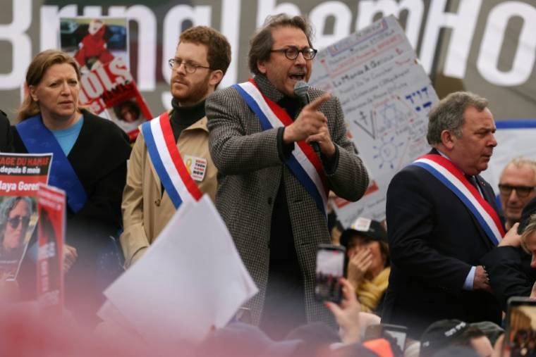Le député du Parti socialiste Jérôme Guedj (centre), flanqué de l'avocat Francis Szpiner, lors d' n rassemblement appellent à la libération des otages détenus à Gaza par le Hamas, sur l'esplanade du Trocadéro à Paris, le 7 avril 2024 ( AFP / Thomas SAMSON )