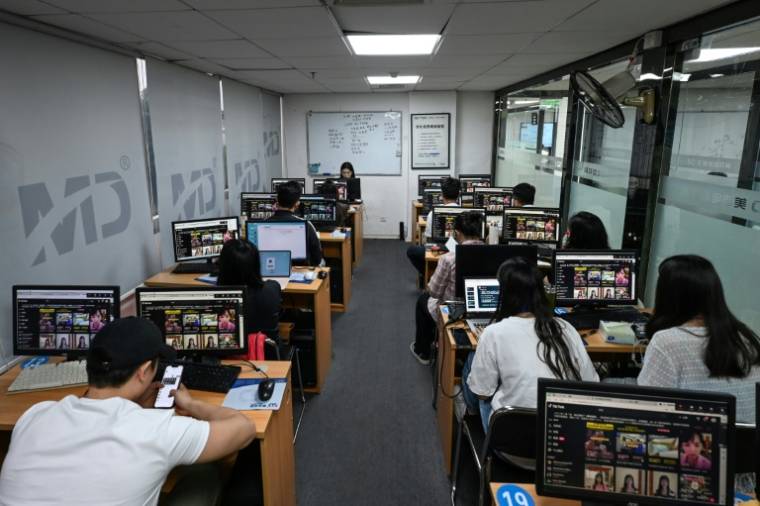 Des étudiants chinois suivent un cours de vente de produits sur TikTok à l'école de commerce en ligne Mede Education Technology à Guangzhou, le 7 avril 2024 dans le sud de la Chine ( AFP / Jade GAO )