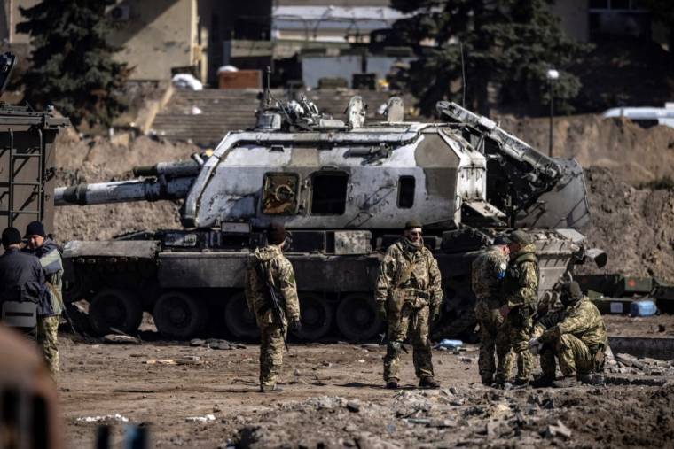 Des soldats ukrainiens à Trostyanets, en Ukraine, le 29 mars 2022. ( AFP / FADEL SENNA )