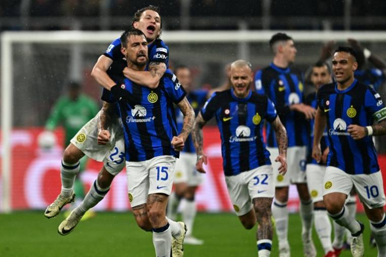 Le défenseur de l'Inter Milan Francesco Acerbi célébre avec ses coéquipiers l'ouverture du score contre l'AC Milan le 22 avril 2024 à San Siro ( AFP / GABRIEL BOUYS )
