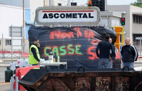 Lors d'une mobilisation de salariés d'Ascometal devant leur usine à Fos-sur-Mer, dans les Bouches-du-Rhône, le 20 mai 2014 ( AFP / BORIS HORVAT )