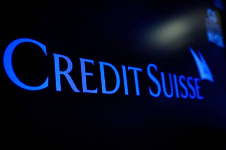 Photo d'archives du logo de Credit Suisse visible sur le parquet de la Bourse de New York