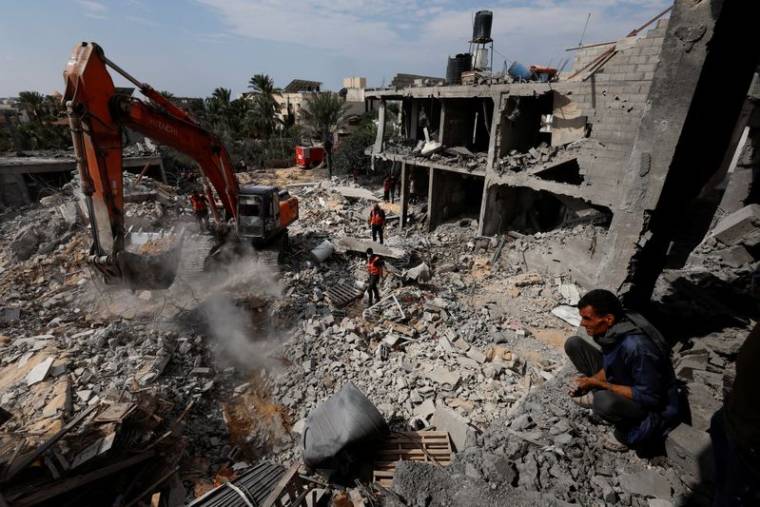 Des Palestiniens recherchent des victimes sous les décombres d'une maison détruite par les frappes israéliennes à Gaza