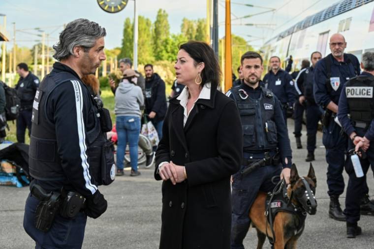 La sous-préfète de Calais, Agathe Cury, s'entretient avec un policier à la gare des Fontinettes, à Calais, le 29 avril 2024 ( AFP / Bernard BARRON )