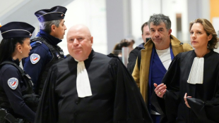 Stéphane Plaza arrive au tribunal correctionnel de Paris, le 9 janvier 2025, avec ses avocats Maître Carlo Alberto Brusa et Maître Hélène Plumet ( AFP / Dimitar DILKOFF )