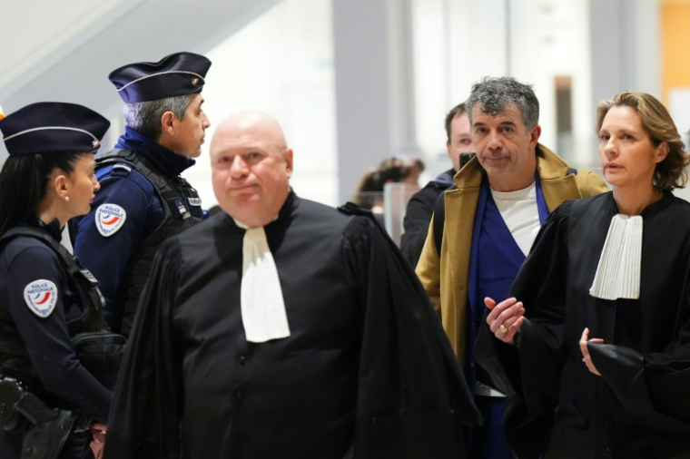 Stéphane Plaza arrive au tribunal correctionnel de Paris, le 9 janvier 2025, avec ses avocats Maître Carlo Alberto Brusa et Maître Hélène Plumet ( AFP / Dimitar DILKOFF )