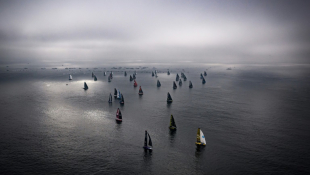 Les 40 skippers au départ de la 10e édition du Vendée Globe, le 10 novembre 2024 au large des Sables-d'Olonne ( AFP / Loic VENANCE )