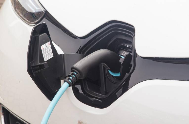 Le coût de réparation des véhicules électriques s'avère plus élevé que celui des voitures thermiques. (illustration) (Pixabay / Hans Rohmann)