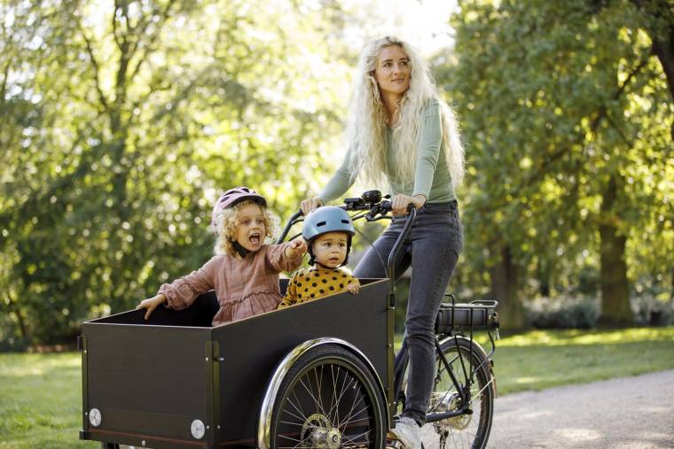 Ecologique, économique et pratique, le vélo-cargo est plébiscité par de nombreuses familles pour les trajets quotidiens crédit photo : Getty images