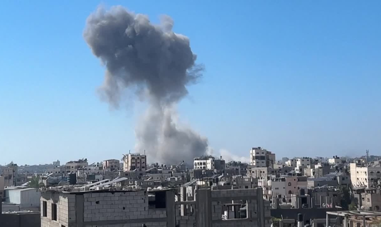 Epais nuage de fumée au-dessus de Gaza après une nouvelle frappe israélienne