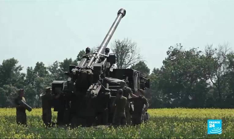 Ukraine : avec les artilleurs ukrainiens qui utilisent des canons Caesar fournis par la France