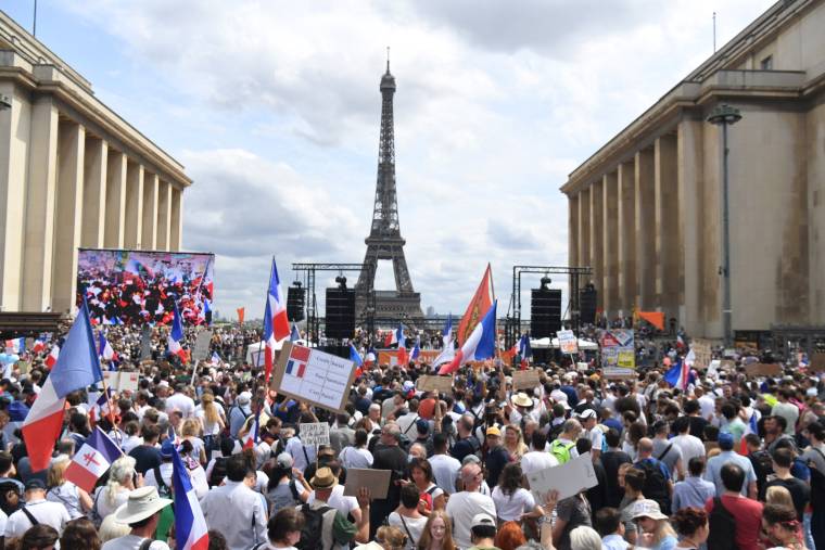 Manifestation sur l'esplanade du Trocadéro, le 24 juillet 2021.  ( AFP / ALAIN JOCARD )