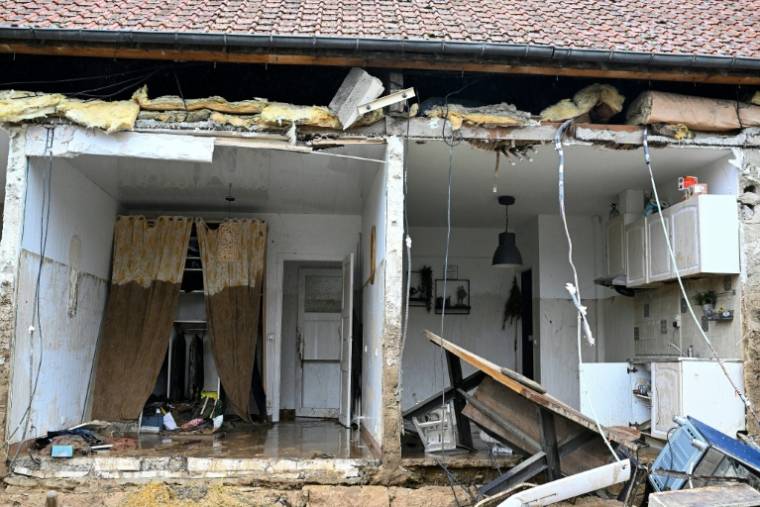 Une maison éventrée par une coulée de boue pendant des orages, provoquant le décès d'une femme, le 2 mai 2024 à Courmelles, dans l'Aisne ( AFP / FRANCOIS NASCIMBENI )