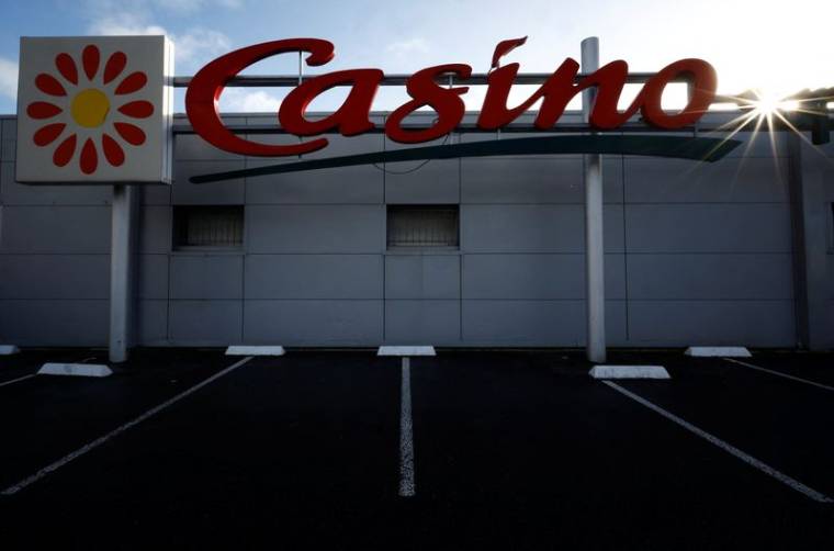 Un logo de Casino est photographié à l'extérieur d'un supermarché à Sainte-Hermine