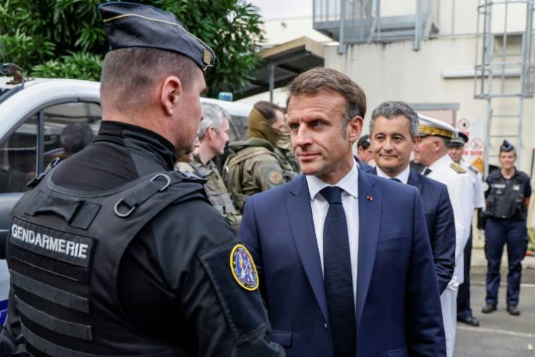 Le président Emmanuel Macron visite un commissariat de police avec le ministre de l'Intérieur et des Outremer Gérald Darmanin à Nouméa, en Nouvelle-Calédonie, le 23 mai 2024 ( POOL / Ludovic MARIN )
