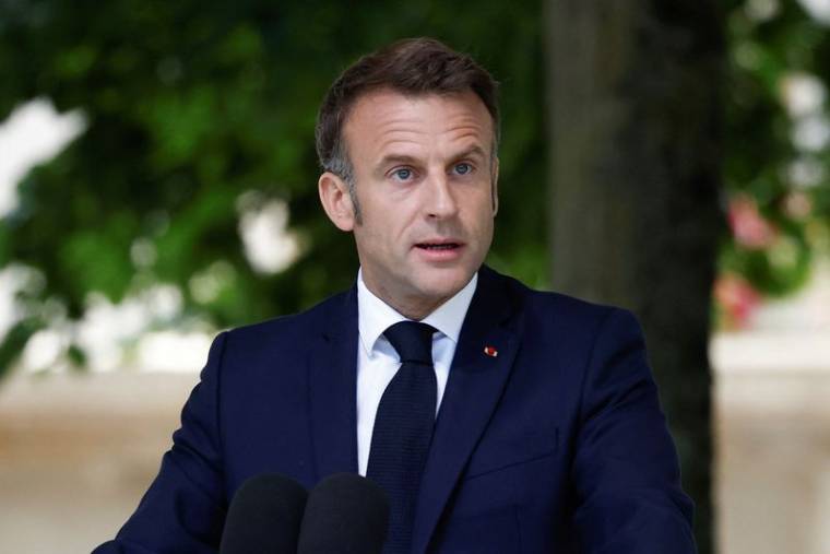 Emmanuel Macron assiste à une cérémonie à Bayeux