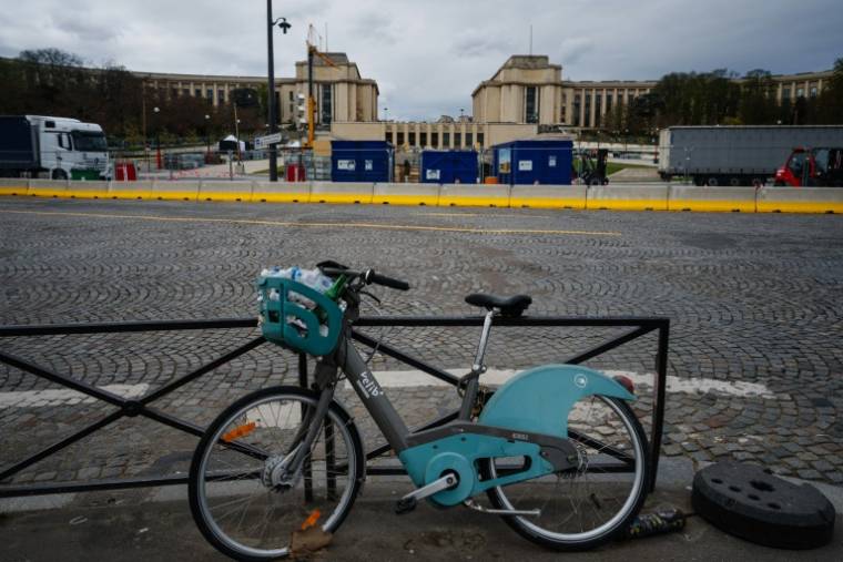 Un vélo sur la place du Trocadéro à Paris, le 27 mars 2024 ( AFP / Dimitar DILKOFF )