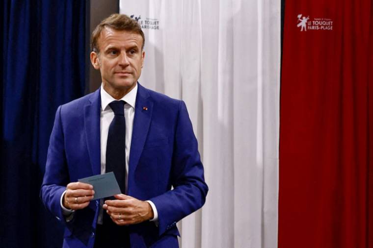Le président Emmanuel Macron quitte l'isoloir dans un bureau du Touquet, dans le Pas-de-Calais, le 30 juin 2024 ( POOL / Yara Nardi )