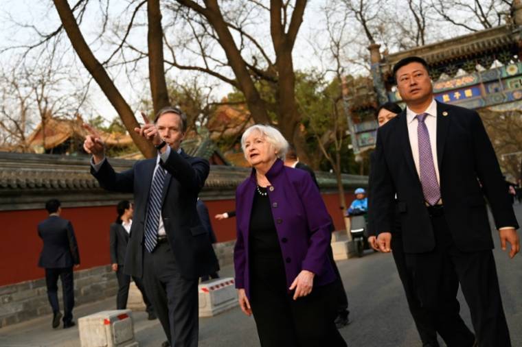 La secrétaire américaine au Trésor, Janet Yellen (c) et l'ambassadeur des Etats-Unis en Chine, Nicholas Burns (g), lors d'une visite des hutong à Pékin, le 8 avril 2024 ( AFP / Pedro PARDO )