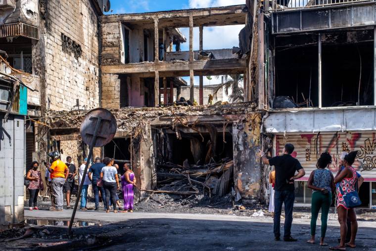 Un immeuble incendié à Pointe-à-Pitre, le 21 novembre 2021.  ( AFP / LARA BALAIS )