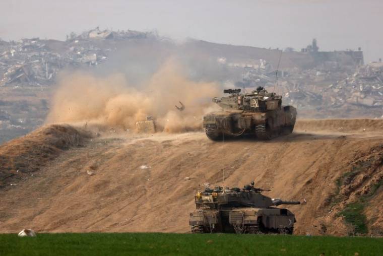 Un tank israélien tire en direction de Gaza