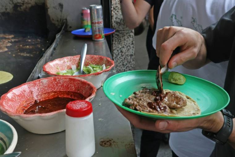 Les tacos servis au restaurant El Califa de Leon, à Mexico, le 15 mai 2024 ( AFP / Silvana FLORES )