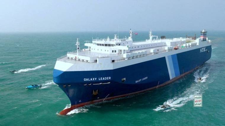 Le cargo Galaxy Leader est escorté par des bateaux houthis en mer Rouge